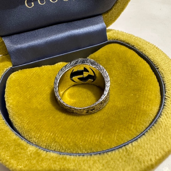 Gucci Interlocking GG Ring - Picture 8 of 11